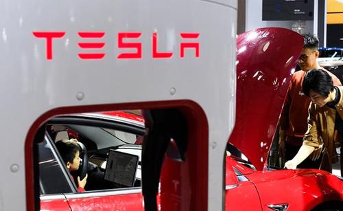 股價狂飙，券商緊急召開電話會議，特斯拉概念股投資風口追不追？